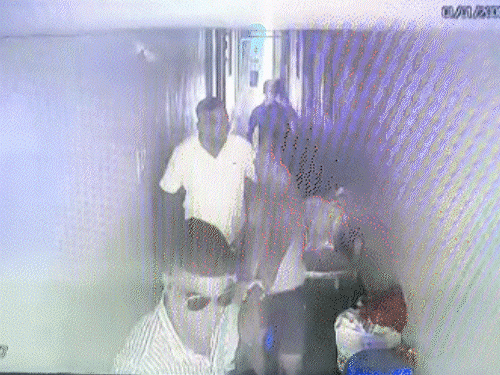 दिनदहाड़े पिस्टल की नोक पर व्यापारी का अपहरण,VIDEO:मरवाही में पुलिसकर्मी बनकर आए बदमाश, जबरन उठाया, 25 दिन पहले सर्राफा व्यापारी की हुई थी हत्या
