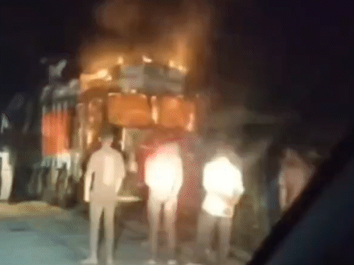 खड़े ट्रक के पीछे घुसी बाइक, 3 दोस्तों की मौत:सूरजपुर में गुस्साए ग्रामीणों ने फूंकी गाड़ी, देर रात प्रतापपुर जा रहे थे युवक