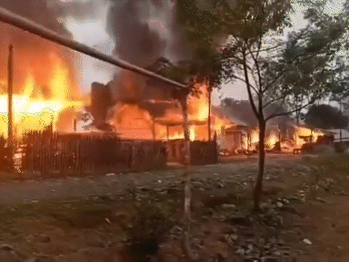 मणिपुर के कामजोंग में गोलाबारी, 2 की मौत:कई घरों में आग लगाई; एक दिन पहले 6 नगा लोगों के शव मिले थे