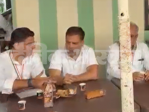 टपरी पर राहुल ने पी चाय, बैज को खिलाया बिस्किट:अभनपुर में जिलाध्यक्षों की ट्रेनिंग, सक्ती से बाइक चलाकर मिलने पहुंचा युवक, बाहर छूटे महंत