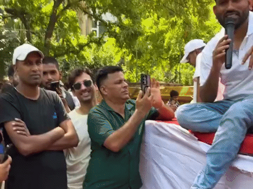 कॉकरोच जनता पार्टी का प्रदर्शन तीसरे दिन भी जारी:जंतर-मंतर पर मोमबत्तियां लेकर आने की अपील; कहा- देशभर के किसान भी आंदोलन में शामिल हों