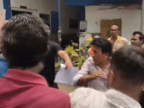 पुलिस ने जहांगीर खान की हाफ पैंट में परेड कराई:जांच के लिए फालता लेकर आई थी; दुर्गापुर में TMC नेता पर अंडे फेंके, भीड़ ने घेरा