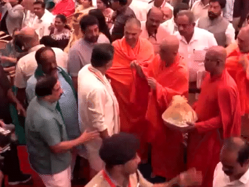 कर्नाटक के CM डीके शिवकुमार थोड़ी देर में शपथ लेंगे:जी परमेश्वर उपमुख्यमंत्री बनेंगे; सिद्धारमैया के बेटे समेत 12 मंत्री शपथ लेंगे