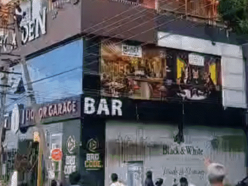 मैसूर के रेस्टो-पब में आग, 2 की मौत:5 घायल, 7 का रेस्क्यू किया गया; पब के अंदर 25 लोग थे