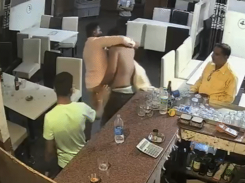 बार बंद करने पर भड़का युवक,वेटर को पीटा,गला दबाया…VIDEO:कहा- तू मुझे जाने बोल रहा, मुझे नहीं जानता, घासीदास के नाम पर केस कर, अरेस्ट