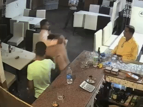 बार बंद करने पर भड़का युवक,वेटर को पीटा, VIDEO:बोला- तू मुझे जाने बोल रहा, मुझे नहीं जानता, घासीदास के नाम पर केस कर