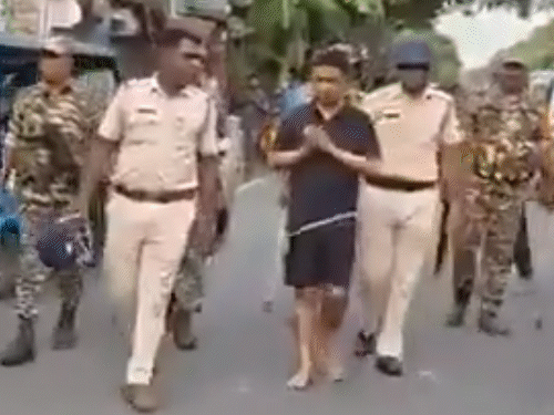 जहांगीर खान ने सड़क पर कान पकड़े और हाथ जोड़े:पुलिस ने 7 दिन में दूसरी बार TMC नेता की परेड कराई; नेपाल बॉर्डर से गिरफ्तार हुए थे
