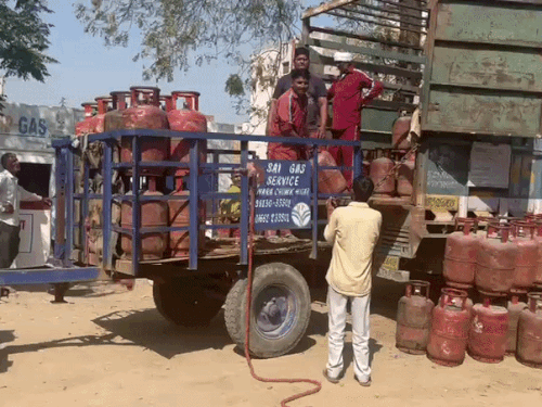 उज्ज्वला योजना में सिर्फ 4 सब्सिडी वाले सिलेंडर मिलेंगे:अब तक 9 सिलेंडर दिए जाते थे, इंटरनेशनल मार्केट में LPG के दाम 46% तक बढ़ने का असर