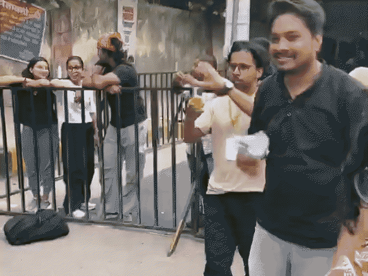 कॉकरोच जनता पार्टी का दूसरे दिन भी प्रदर्शन जारी:प्रदर्शनकारियों ने रातभर जंतर-मंतर पर धरना दिया; अभिजीत दीपके ने क्रिकेट खेला
