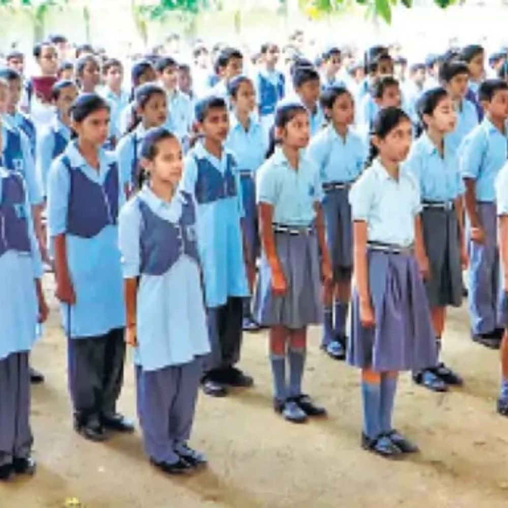सरकारी स्कूलों में गायत्री मंत्र-सरस्वती वंदना अनिवार्य:कांग्रेस बोली- RSS का एजेंडा लागू किया जा रहा, भाजपा ने कहा- क्या आतंकवाद की ट्रेनिंग दें