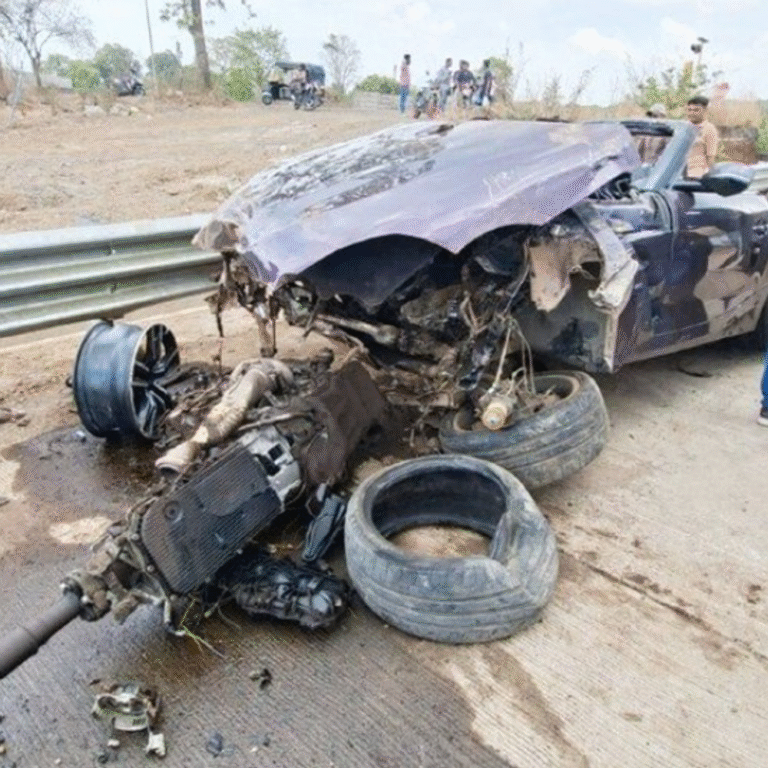 महाराष्ट्र-250kmph की स्पीड से BMW डिवाइडर से टकराई, 2 मौतें:कार का इंजन निकलकर 30 मीटर दूर जाकर गिरा, बर्थडे पार्टी मनाकर लौट रहे थे
