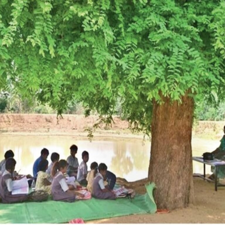 एक तरफ उत्साह और एक तरफ मजबूरी:सालों से बन रहा भवन, अनावश्यक देरी, लेकिन पढ़ाई तो जरूरी है…
