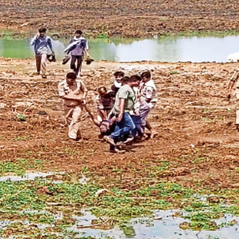 चेतावनी अनदेखी करने का खौफनाक अंजाम:मना करने पर भी तालाब में उतरे युवक कीचड़ में फंसने से एक की हो गई मौत