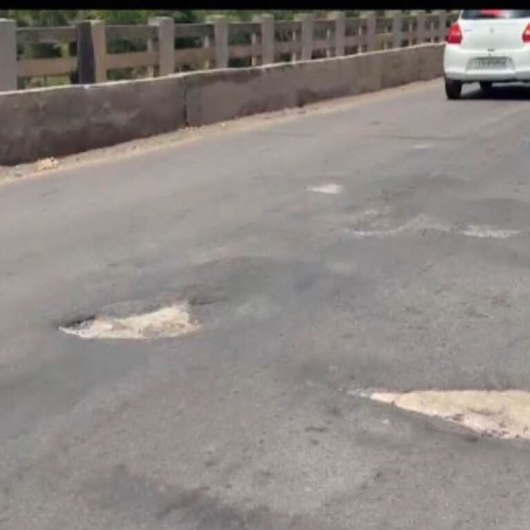 मानसून के पहले ​ड्रेनेज सिस्टम की नहीं हुई सफाई:2 महीने पहले खारुन ओवरब्रिज पर 16 करोड़ की लागत से बनी नई सड़क उखड़ी