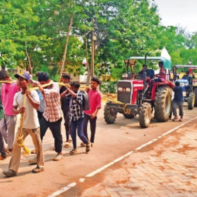 डीजल नहीं तो खेती कैसे…:खेत में बंद ट्रैक्टर को रस्सी से खींचकर एसडीएम दफ्तर पहुंचे किसान