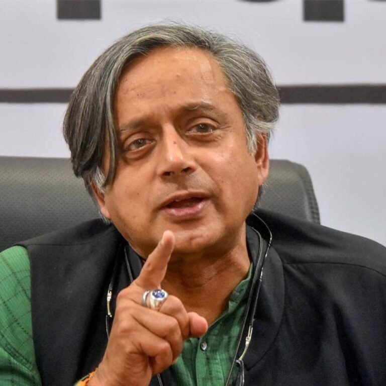 थरूर बोले- पासपोर्ट पर सरकार के फैसले बेतुके:इससे जनता में भ्रम फैल रहा; पासपोर्ट और आधार कार्ड को नागरिकता प्रमाण माना जाए