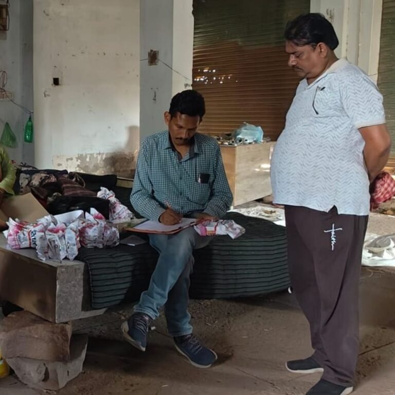 दुर्ग में गुटखा फैक्ट्री पर पुलिस का छापा:वाशिंग-पाउडर की आड़ में बना रहे थे जर्दा युक्त गुटखा, 3 मशीन जब्त, 12 लोग हिरासत में