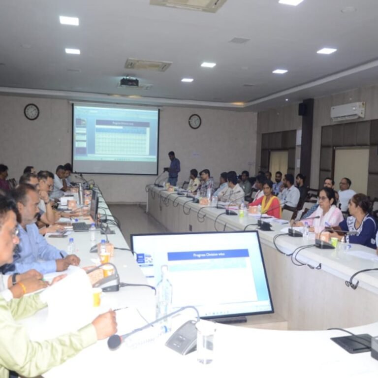 सूर्यघर योजना की प्रगति पर जिला स्तर पर समीक्षा:लंबित प्रकरणों के शीघ्र निराकरण पर जोर, सौर ऊर्जा से घर-घर बिजली पहुंचाने के लक्ष्य पर फोकस