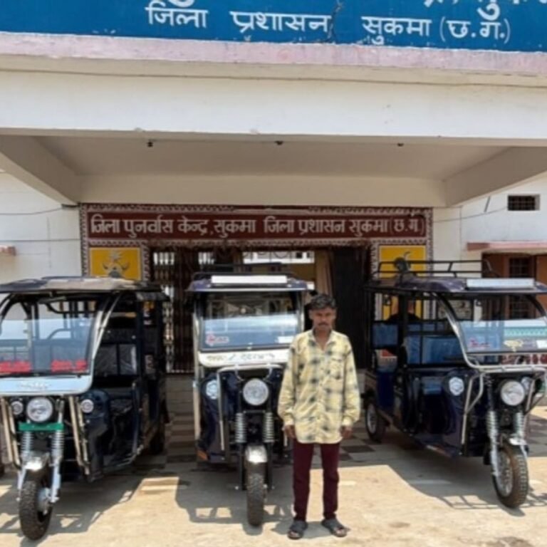 नक्सल का रास्ता छोड़ युवा बने आत्मनिर्भर:ई-रिक्शा से कमा रहे रोजी-रोटी, कलेक्टर, एसपी और डीआईजी सीआरपीएफ ने की ई-रिक्शे की सवारी