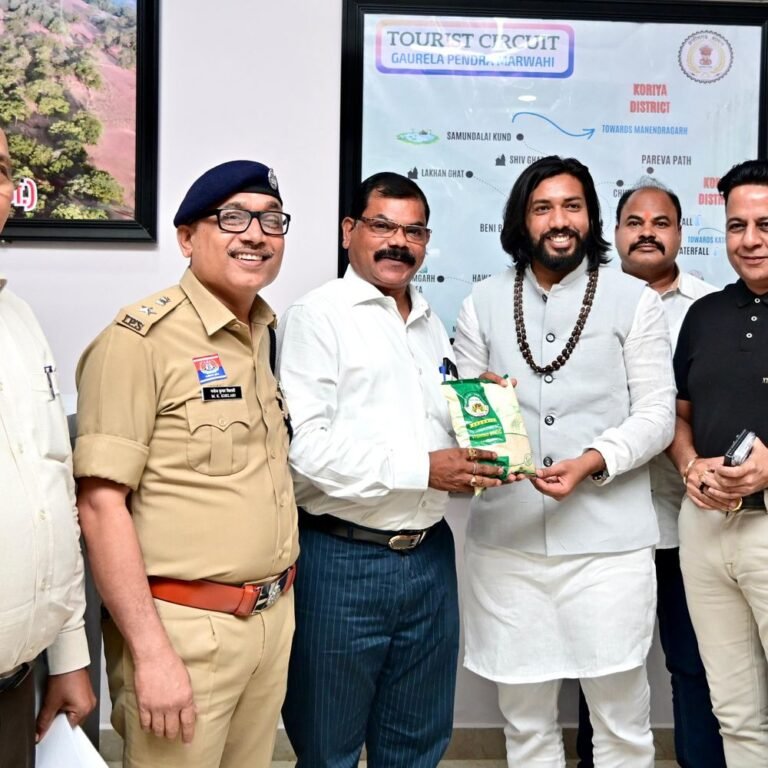 मंत्री खुशवंत साहेब का विष्णुभोग चावल से सम्मान:कलेक्टर ने जिले की पहचान बने चावल का पैकेट भेंट किया, महिलाओं की मेहनत की सराहना