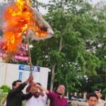 दिल्ली में छात्रों पर लाठीचार्ज की गूंज दुर्ग-भिलाई तक:दुर्ग कांग्रेस ने फूंका प्रधानमंत्री मोदी का पुतला, कैंडल मार्च निकाल शिक्षा मंत्री के इस्तीफे की मांग उठाई