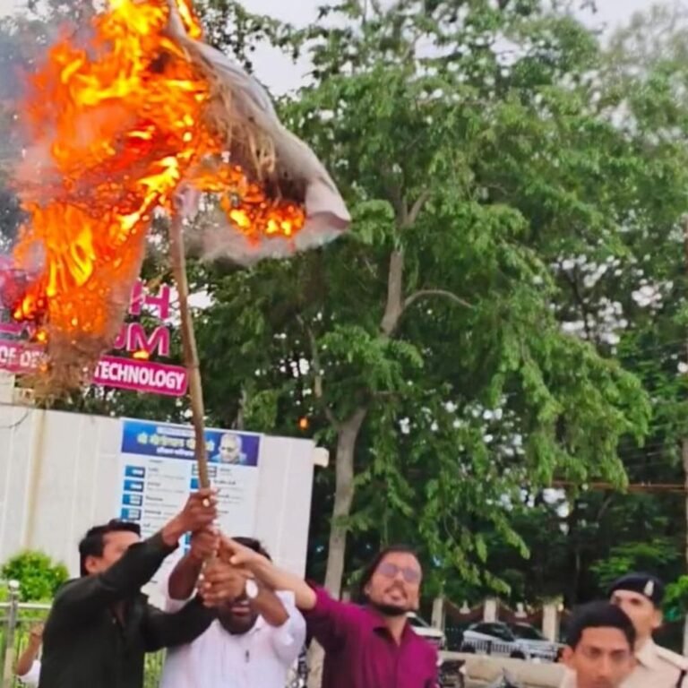 दिल्ली में छात्रों पर लाठीचार्ज की गूंज दुर्ग-भिलाई तक:दुर्ग कांग्रेस ने फूंका प्रधानमंत्री मोदी का पुतला, कैंडल मार्च निकाल शिक्षा मंत्री के इस्तीफे की मांग उठाई