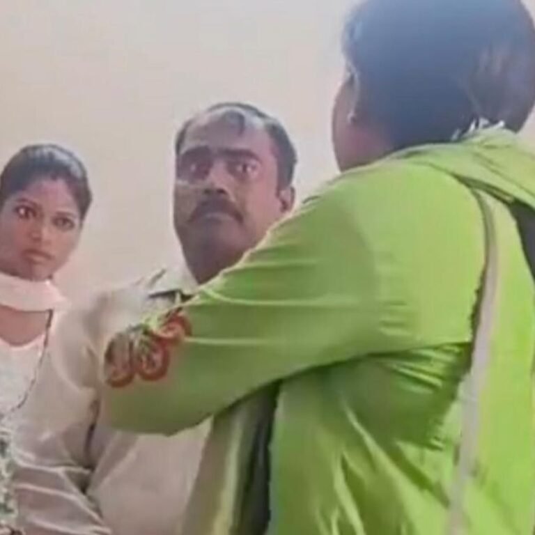 प्रोफेसर ने सेक्स करने कहा,तो लड़की ने जड़ा थप्पड़ VIDEO:अश्लील मैसेज भेजता था, मंगेतर के साथ कॉलोनी में किया हंगामा, थाने में हुआ राजीनामा