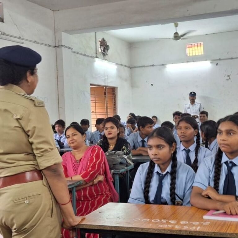 पुलिस ने स्कूली छात्रों को महिला-सड़क सुरक्षा का दिया पाठ:ऑनलाइन शॉपिंग, डिजिटल लेनदेन के दौरान सावधानी बरतने की भी दी सलाह