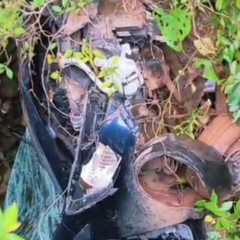 तीरथगढ़ जलप्रपात में रेलिंग तोड़कर गिरी कार:झाड़ियों में फंसी, रायपुर के 4 युवक घायल, अनियंत्रित होने से हादसा