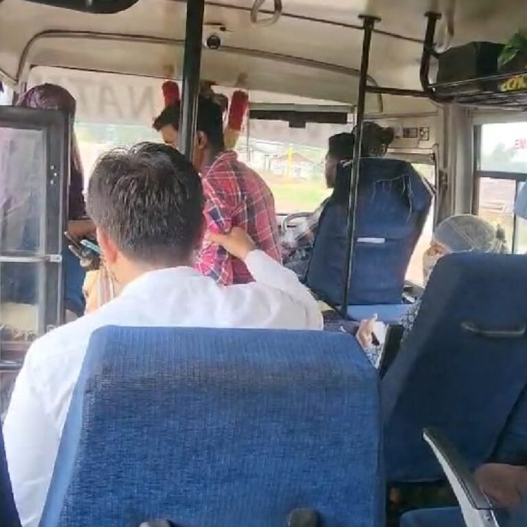 यात्री बस में आदिवासी दंपती से बदसलूकी का VIDEO:चिल्लर को लेकर हुआ विवाद, कंडक्टर बोला- मुझसे भी गलती हुई, मालिक ने नौकरी से निकाला