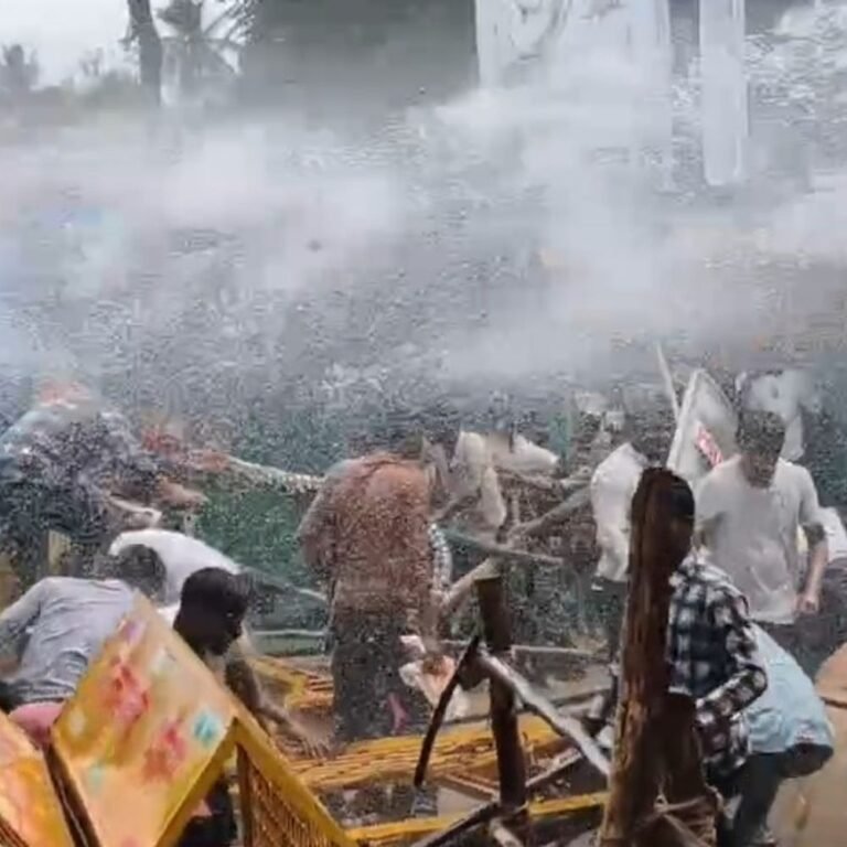 नारायणपुर में NSUI का बैरिकेड तोड़े प्रदर्शन:भीड़ को कंट्रोल करने पुलिस ने वाटर कैनन चलाया, नीट पेपर लीक मामले के विरोध में कलक्ट्रेट कार्यालय घेरने निकले थे