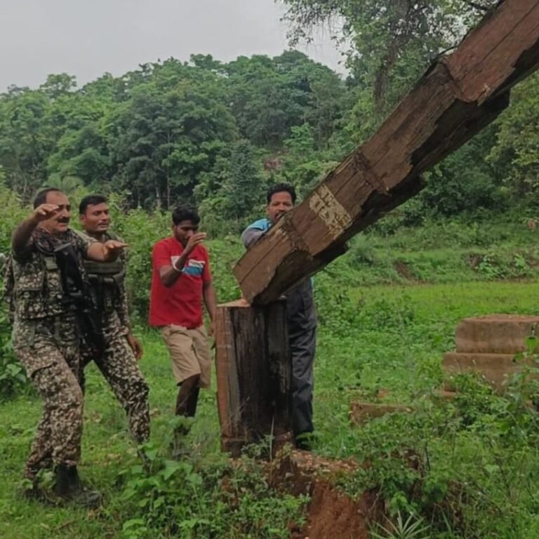 नारायणपुर में नक्सली स्मारक ध्वस्त:नक्सलियों ने साथियों की याद में बनाया था, सुरक्षाबलों ने ग्रामीणों के साथ मिलकर की कार्रवाई