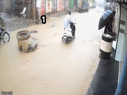 एक ही दिन में पांच लोग गड्ढों में गिरे:गुजरात के जूनागढ़ की घटनाएं, सीसीटीवी में कैद हुए हादसे
