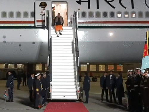 पीएम मोदी ऑस्ट्रेलिया पहुंचे, 40 हजार भारतवंशियों को संबोधित करेंगे:ऑस्ट्रेलिया के प्रधानमंत्री के साथ बैठक; ट्रेड डील पर बातचीत संभव