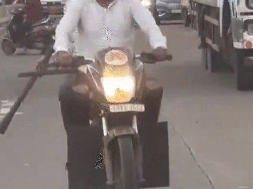 नासिक में पर्यटकों पर हमला, 15km तक पीछा किया:चलती कार पर पत्थर-रॉड मारे, पीड़ित परिवार ने महिला से छेड़छाड़ का विरोध किया था