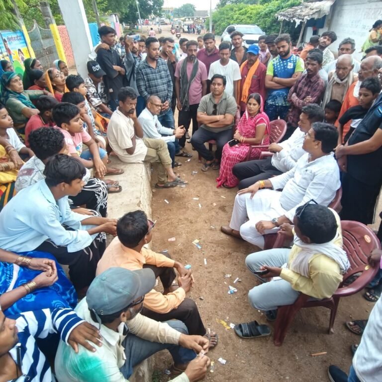 धमतरी के कोलियारी गांव में मकान खाली करने का नोटिस:ग्रामीणों का विरोध, विधायक ओंकार साहू ने 50 मकानों को न तोड़ने का आश्वासन दिया