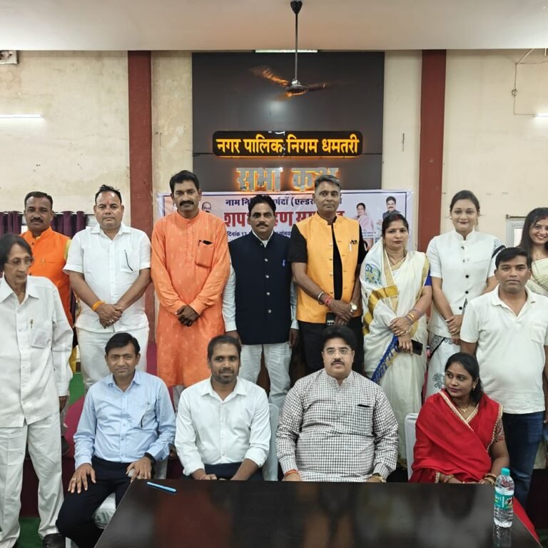 धमतरी नगर निगम में 8 एल्डरमैन ने ली शपथ:कलेक्टर ने दिलाई पद और गोपनीयता की शपथ; महापौर बोले-सभी एल्डरमैन विकास कार्यों को आगे बढ़ाएंगे