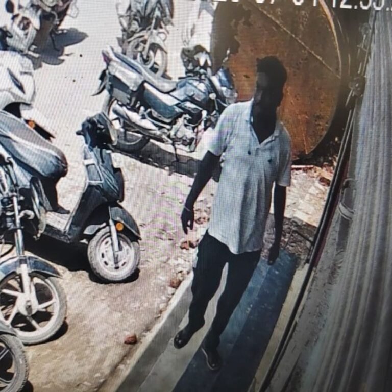 बैंक से निकाले 60 हजार रुपये बाइक से चोरी:चांपा में किसान केडिक्की से नकदी पार, CCTV में कैद हुई वारदात