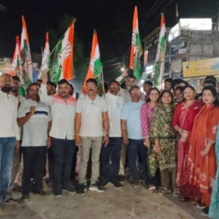 धर्मेंद्र प्रधान के इस्तीफे पर कोंडागांव कांग्रेस ने मनाया जश्न:कहा- युवाओं के संघर्ष की हुई जीत; बांटी मिठाई और आतिशबाजी की