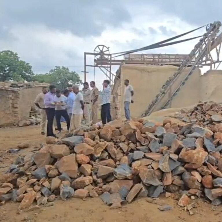 अवैध बोल्डर खनन हादसे के बाद प्रशासन ने की कार्रवाई:देवीपुर के तीन क्रेशर सील, अवैध खनन में दो मजदूरों की हुई थी मौत