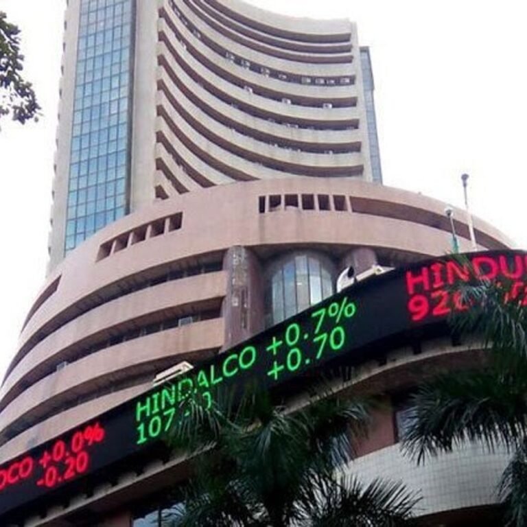 सेंसेक्स में 300 अंक की गिरावट:77,300 पर कारोबार कर रहा, निफ्टी भी 100 अंक गिरा; ऑटो और बैंकिंग शेयर्स में ज्यादा बिकवाली