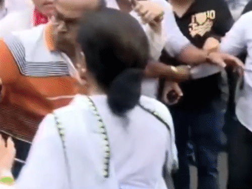 ममता ने घर के बाहर 3 लोगों को थप्पड़ मारा:BJP कार्यकर्ताओं ने TMC के जुलूस में अंडे फेंके, तो नाराज हुईं