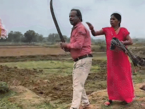 जमीन विवाद…चाचा ससुर ने लहराई तलवार, बहू को दी धमकी,VIDEO:कहा-ये जमीन मेरी है, कदम रखा तो मार दूंगा, महिला की शिकायत पर केस दर्ज