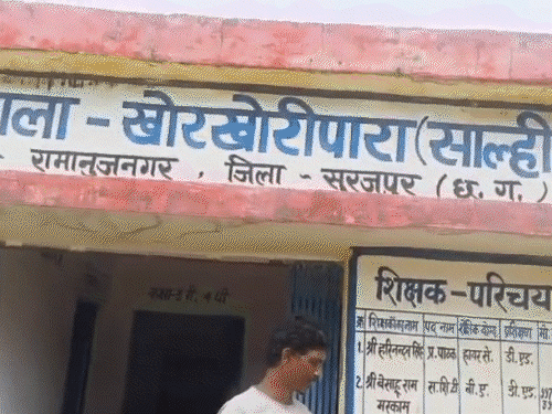 नशे में टल्ली होकर स्कूल पहुंचा हेडमास्टर, VIDEO:बच्चों की चप्पलों पर सिर रखकर सोया, ग्रामीणों से बोला- पटककर मारूंगा, गाली-गलौज की, सस्पेंड