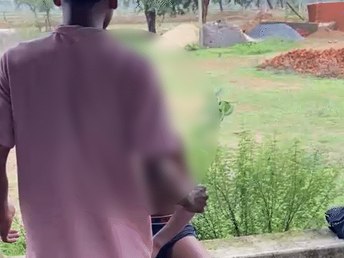 आत्मानंद स्कूल के स्टूडेंट को अर्धनग्न कर पीटा, VIDEO:बाइक पर बैठाकर मंदिर के पीछे ले गए, लात-घूंसों से मारा, थप्पड़ जड़े, 6 अरेस्ट