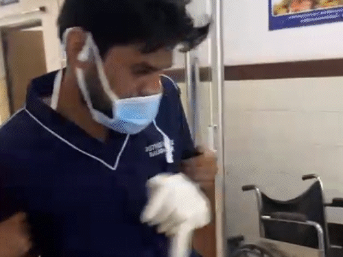 ड्यूटी टाइम में शराब पीकर पहुंचा मेडिकल स्टाफ, VIDEO:बोला- गलती से पी लिया हूं, बलौदाबाजार जिला अस्पताल की घटना; कारण बताओ नोटिस जारी