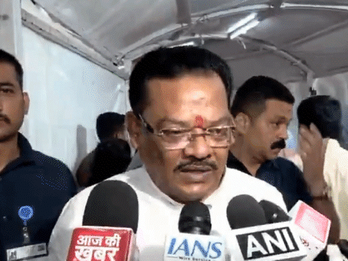 महाराष्ट्र के मंत्री बोले-कौन सा पेड़ गिरेगा कोई नहीं जानता:मुंबई में एक दिन पहले स्कूल बस पर पेड़ गिरा, बच्चे की मौत हुई थी