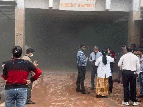 रायपुर के मेकाहारा अस्पताल के इमरजेंसी वार्ड में आग:धुएं से भरा वार्ड, मरीजों को सुरक्षित स्थान पर पहुंचाया गया, दमकल टीम भी पहुंची