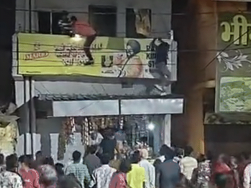 आग से बचने बालकनी से कूदे लोग, VIDEO:भिलाई में दुकान के ऊपर बने मकान में लगी आग, स्थानीय लोगों ने समय रहते पाया काबू
