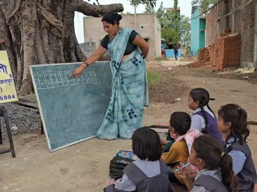 बिलासपुर में पेड़ के नीचे चल रही क्लास,VIDEO:निजी-मकान पर ताला लगा, आसमान के नीचे पढ़ने लगे बच्चे, 11.48 लाख मंजूर,लेकिन नहीं बना नया भवन